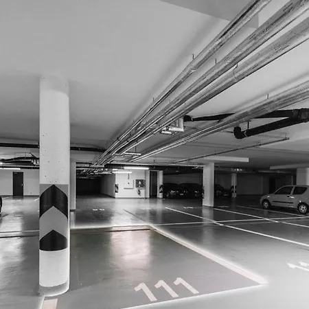 דירה Garden Apartment, Free Private Garage Parking *