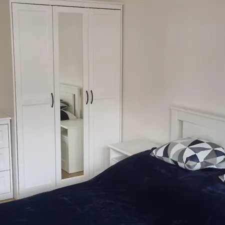 Garden Apartment, Free Private Garage Parking דירה קושיצה