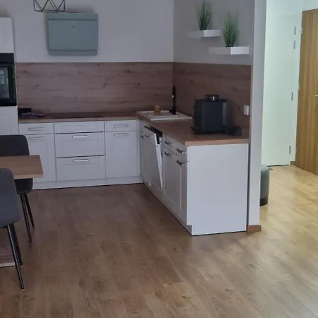 דירה Garden Apartment, Free Private Garage Parking קושיצה