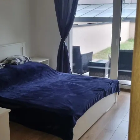 Garden Apartment, Free Private Garage Parking דירה