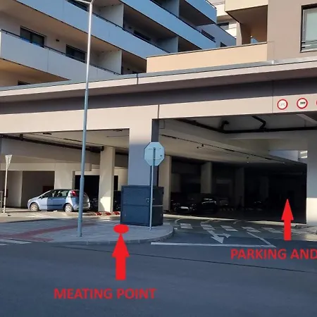 דירה Garden Apartment, Free Private Garage Parking קושיצה