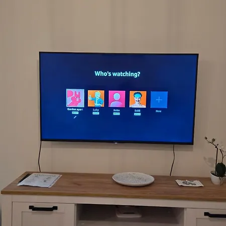 Garden Apartment, Free Private Garage Parking דירה