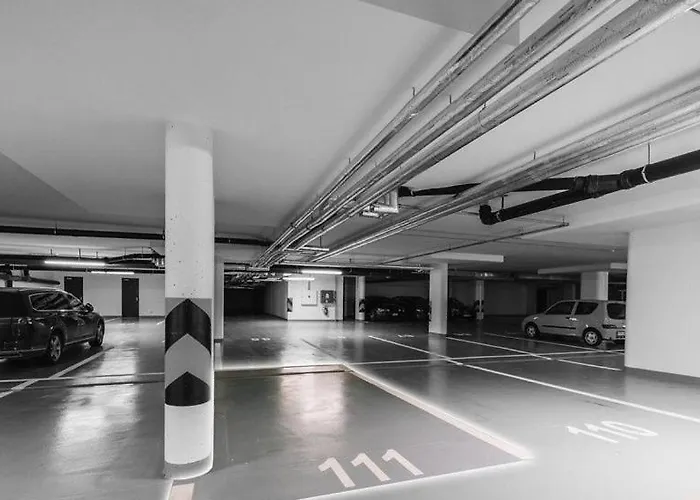 Apartment Garden Apartment, Free Private Garage Parking *